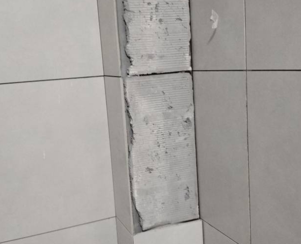 梁平瓷砖空鼓维修公司分享下瓷砖施工前基层浇水润湿程度不足，可能导致以下问题